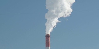 蓝色的天空衬托着工业烟囱的烟雾和排放物。本空间