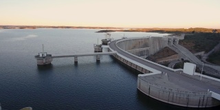葡萄牙水电站大坝上的阿尔奎瓦湖河鸟瞰图。日落时分楼宇维修