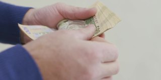 一名男子在数乌克兰货币500瓦赫