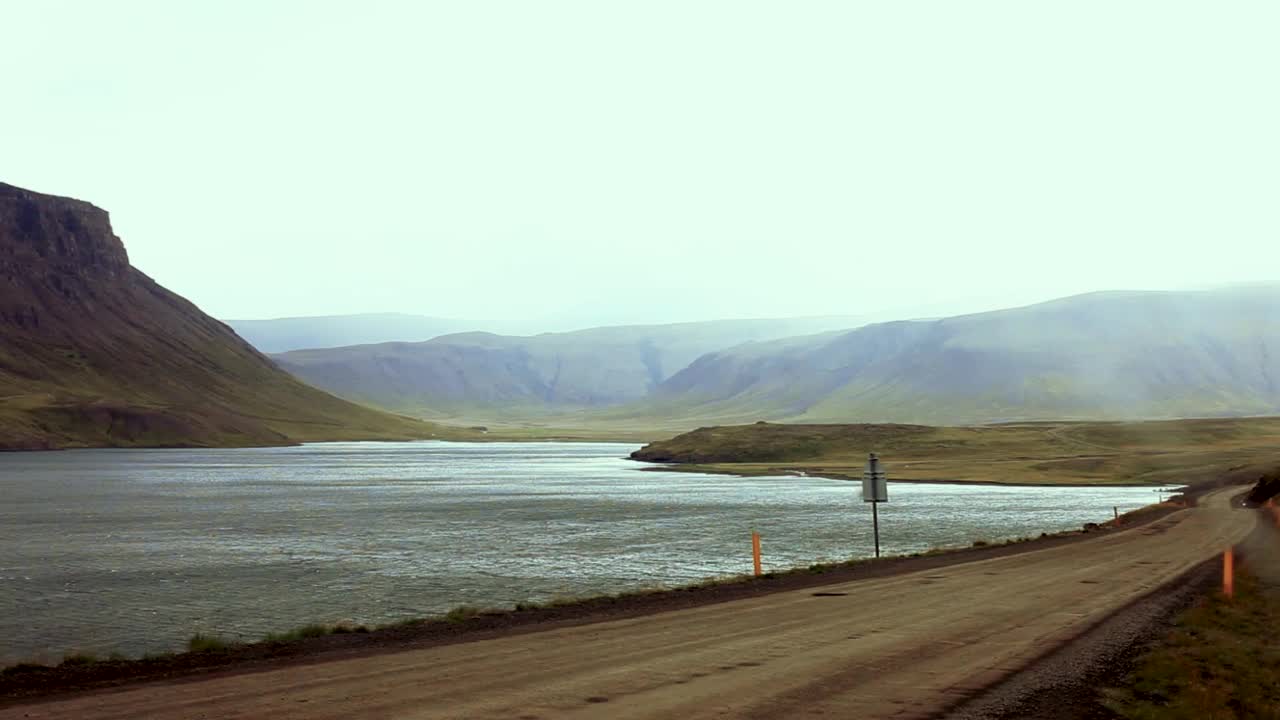 冰岛的超现实和雾蒙蒙的风景