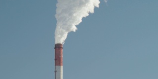 工业用热电厂和阳光下的高压塔。