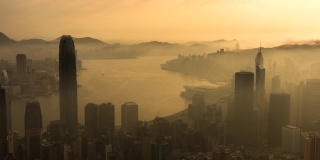 在日出下的雾中，香港市中心的摩天大楼