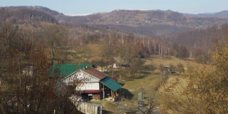 春天，从山上俯瞰山村的房屋。