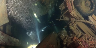 水肺潜水员在沉船瑞典渡轮上游泳。塞浦路斯拉纳卡的沉船潜水。