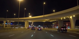 迪拜城市街道夜间行驶的POV镜头。
