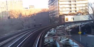 从快速列车的窗口拍摄的铁路轨道的视角。子弹头列车在铁路轨道上行驶。