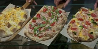 三种开胃披萨。这是同时拍摄的。木制托盘上的披萨。