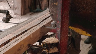 在木材生产厂的锯木厂对松木进行加工的过程。旧锯木厂的生产过程。视频素材模板下载