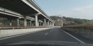 从高速公路上的汽车往外看，穿过高架桥