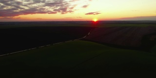 从鸟瞰图上可以看到夕阳下的农田美景。