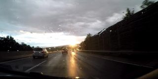 在雨中行驶在高速公路上