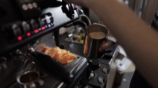 咖啡师用专业的咖啡机调制浓咖啡和卡布奇诺视频素材模板下载