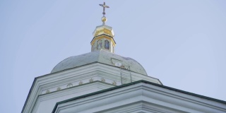 东正教堂。乌克兰基辅，十字架教堂的金色圆顶
