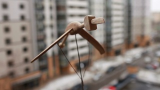 在城市上空飞翔的木鸟视频素材模板下载