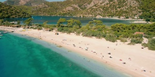 土耳其穆格拉地区奥卢代尼兹市的蓝色泻湖海滩