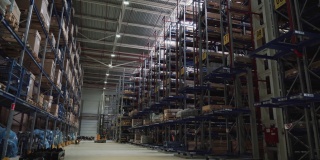 大型的现代化仓库存储许多货架和货物。运输，贸易和物流概念