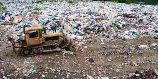 大城市郊区的废弃垃圾填埋场。垃圾回收的问题