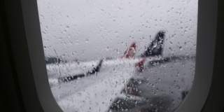 下雨天从飞机舷窗往外看。近距离