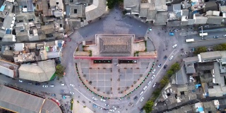上面的头视图传统的中国风格塔门包围的汽车，云南省，中国