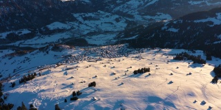 瑞士冬季度假胜地LAAX的航拍照片。村阿尔卑斯山日落