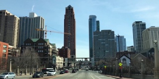POV汽车行驶在曼哈顿大都会俯瞰办公大楼。