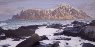挪威峡湾的岩石海岸