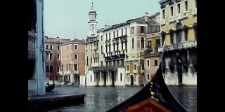 在20世纪80年代，人们通过贡多拉和轮船拍摄了威尼斯