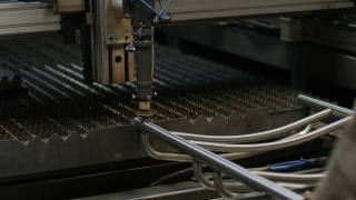 现代工业激光机床采用CNC，金属切割技术。现代工厂的钢管激光切割。激光在管道上切洞。视频素材模板下载
