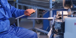工厂里的工人用半自动的方法制造零件。不锈钢制品制造。不锈钢管道