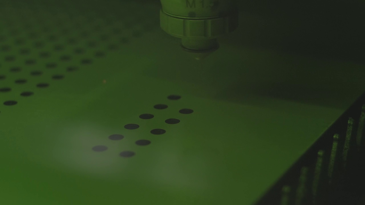 工业数控激光切割加工制造技术的平板金属薄板与火花钢材料