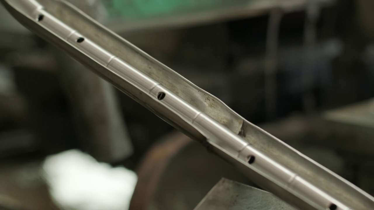 切割不锈钢管，带锯用于工业切割金属不锈钢管，并使用冷却剂加热。工业工具。