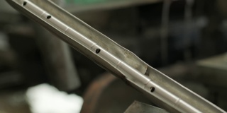 切割不锈钢管，带锯用于工业切割金属不锈钢管，并使用冷却剂加热。工业工具。
