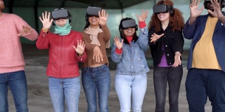 一群多种族朋友戴着虚拟现实耳机在城市中跳舞