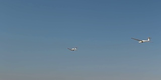 超轻，塞斯纳飞机拖在滑翔机与长绳在蓝天上。体育、航空背景