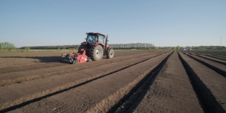 拖拉机整理土壤以便播种。农业机械。