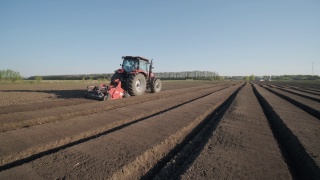 拖拉机整理土壤以便播种。农业机械。视频素材模板下载