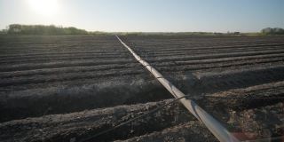农田灌溉系统。节水滴灌系统在农田中的应用。