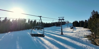 空中拍摄的滑雪坡上的缆车