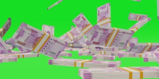 大量的钱落在chromakey背景上。2000卢比的钞票。成堆的钱。
