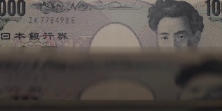 自动取款机里有1000日元的钞票。日本的点钞视频。