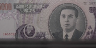 5000元朝鲜圆纸币的背景。很多钞票。
