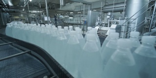 在一个现代化的饮料厂里，带着瓶装饮用水的传送带