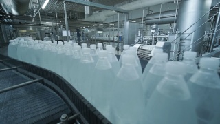 在一个现代化的饮料厂里，带着瓶装饮用水的传送带视频素材模板下载