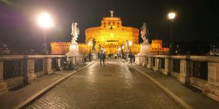 罗马，圣天使堡的桥，游客络绎不绝。