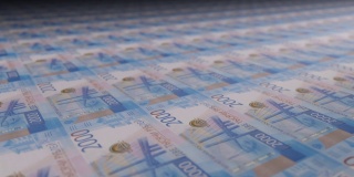 印钞机上印着2000卢布的钞票。印钞的视频。
