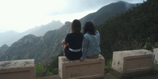 两个美丽的女性朋友看着特内里费岛美丽的山景