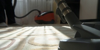 用真空吸尘器清理地毯。把房子打扫干净。做清洁。特写镜头。打电话给清洁服务。家里清洁程序。使用吸尘器清洁。