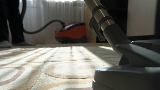 用真空吸尘器清理地毯。把房子打扫干净。做清洁。特写镜头。打电话给清洁服务。家里清洁程序。使用吸尘器清洁。视频素材模板下载