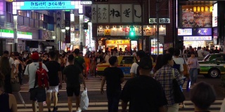 日本东京，许多日本人正在过马路
