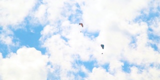 印度喜马偕尔邦马纳里的云层前的降落伞。游客在马纳里享受滑翔伞体验。